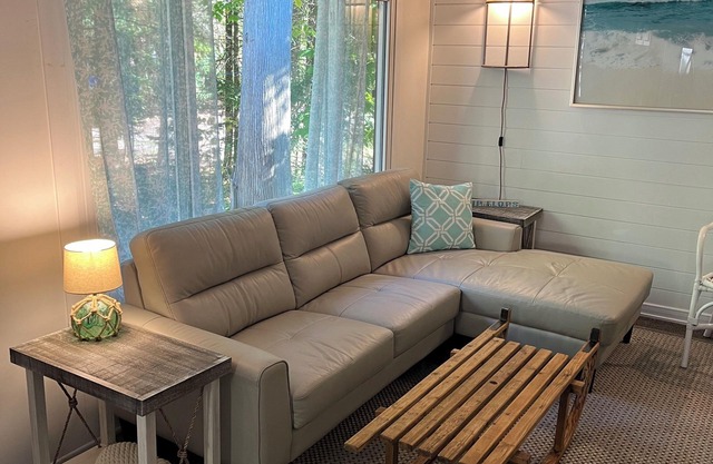 Renovated 3 Bedroom 2 minute walk to the Beach! WhiteCaps