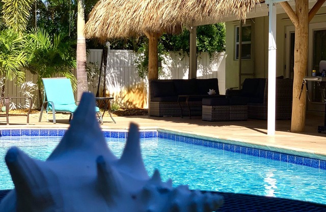 ¡Nuevo en el mercado! Reformado 3BR / 2BA con una gran piscina de agua salada climatizada y tiki bar