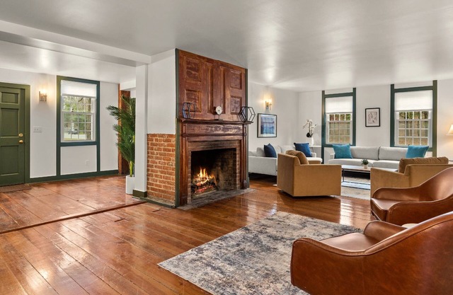 Renovated 9-BR 1800s Inn 8-Min to Catamount
