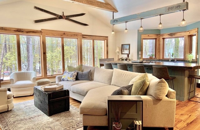 Renovated Charming Log Cabin on 4 Acres in Jacksonport