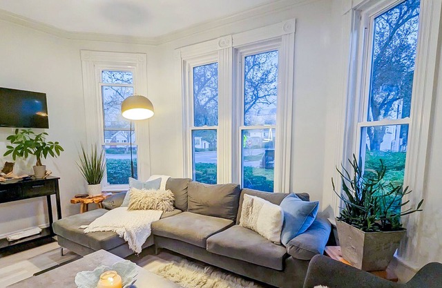Renovated, dog-friendly apartment with office & fireplace - right in town
