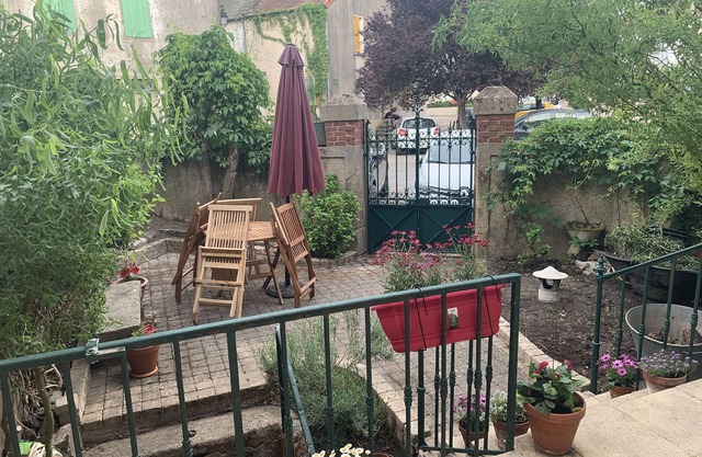 pueblo renovado gitte en un canal con vistas a la plaza del pueblo