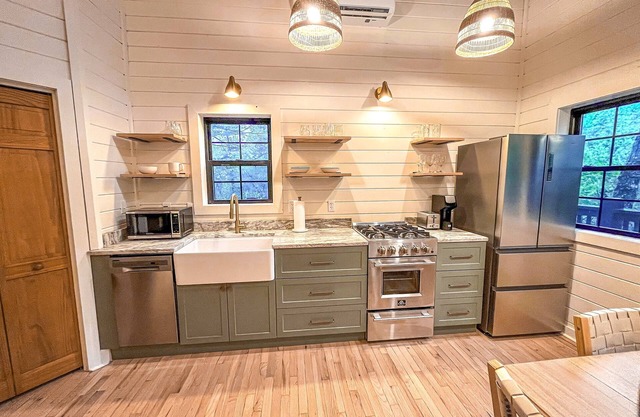 Renovated! Hot Tub! Cabin #2 Right off the BRPW!