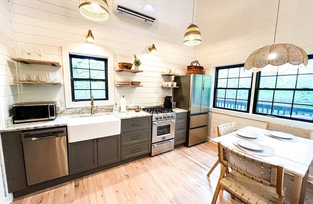 Renovated! Hot Tub! Cabin 1! Right off the BRPW!