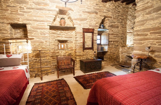 Casa medieval renovada de 200 metros cuadrados en Andros, con capacidad para 8 personas.