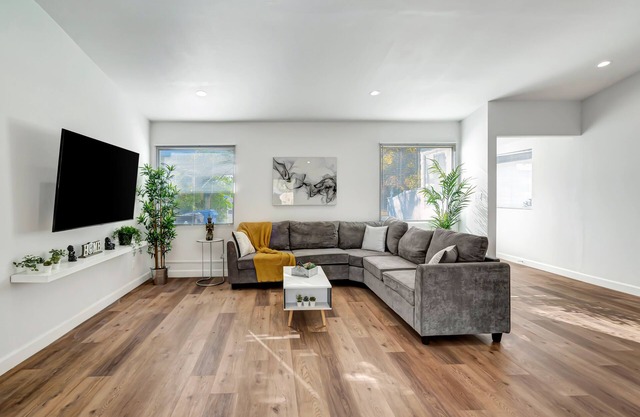Renovated Pet-Friendly House W/ Beautiful Backyard & Jacuzzi, Near W.H. Hospital