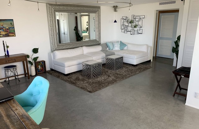 Frente a la playa privada renovada con espacio privado al aire libre a pasos del agua