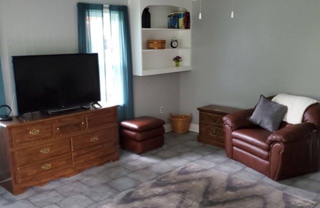 Bungalow renovado y tranquilo a pocos minutos del centro de Louisville - DERBY