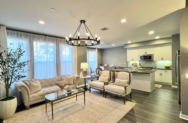 Resort living 3 bedroom modern apt with backyard
