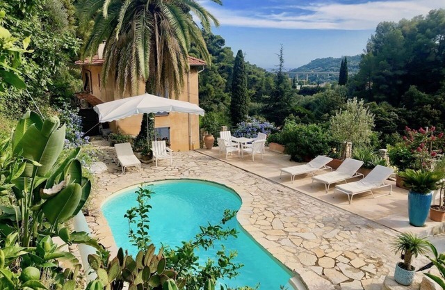Venga a descansar en una hermosa naturaleza subtropical en Menton, piscina y mar