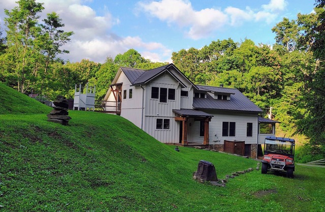Restful Dawn Rustic meets Luxury. Hot Tub, Outdoor Shower, Mini Gym & Fire Pit
