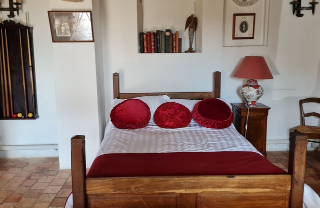 Casa familiar restaurada - Gran salón y su baño privado.