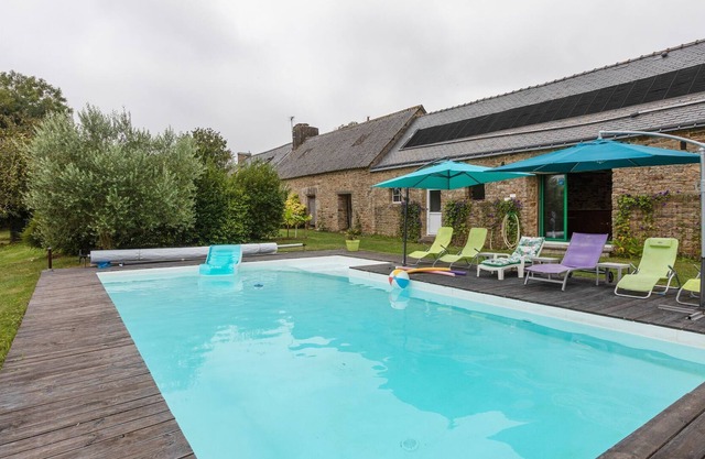 Espaciosa casa de vacaciones con jardín en Querrien, Francia