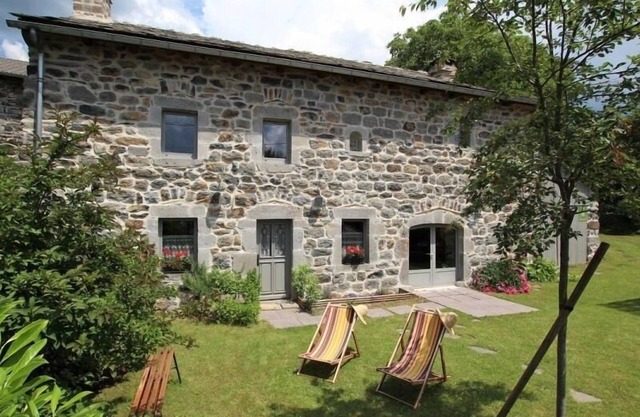 Casa rural restaurada del siglo XIX con wifi, jardín y actividades cercanas en Le Fraisse.