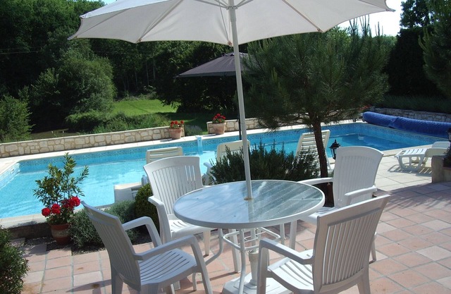 Casa restaurada con piscina privada y vistas a la colina arbolada y un pequeño lago