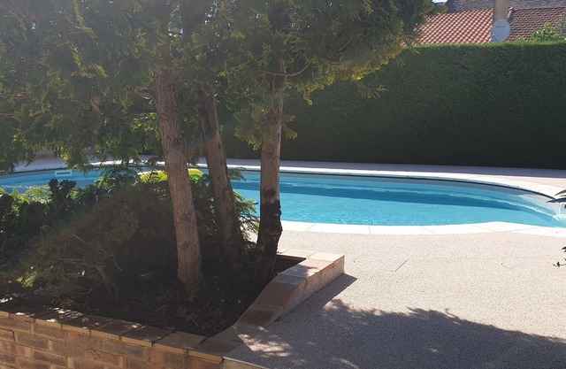 Casa de piedra restaurada por los propietarios con piscina sin calefacción.