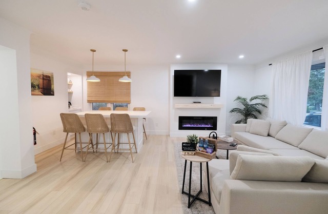 Retreat by the Vineyard |Panoramic Sauna |Hot Tub |EV Charger