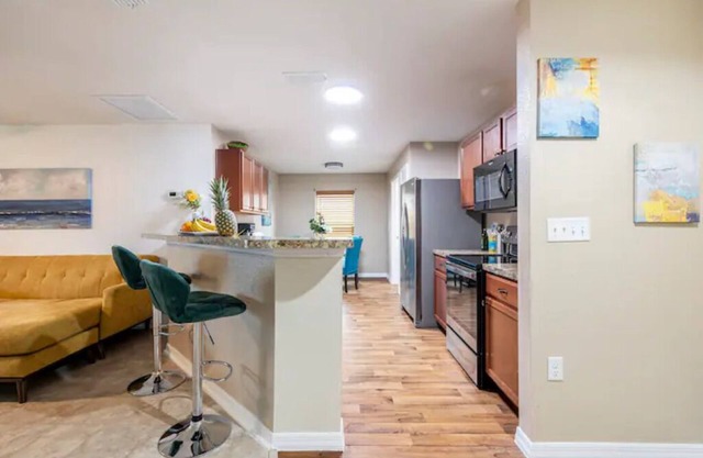 Retreat with bike access/full kitchen/Fence yard/board games/mins from Orlando