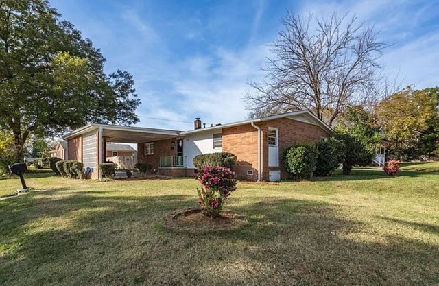 Retro 3-Bedroom Retreat: WiFi, AC in Peaceful Greensboro Close to Major Venues