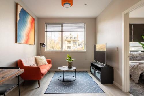 Retro Modern 1-Bedroom with 90 WalkScore
