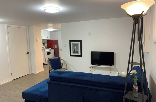Retro Style 1 Bedroom Apartment. Perfect Short/Extended Vacation/ Work Contract