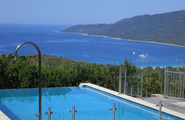 Villa en planta baja de 4 a 6 personas con acceso a la piscina con vistas al mar Córcega del Sur