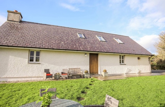 RHYD Y BONT BACH, pet friendly, with open fire in Rhoscolyn