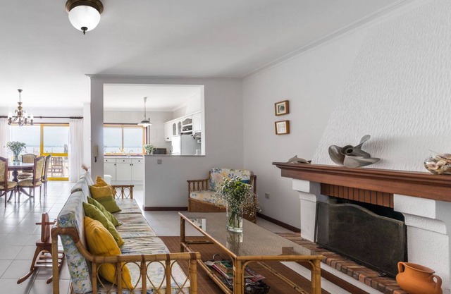 Ria's View Apartment, 3 bedroom and a nice balcony!