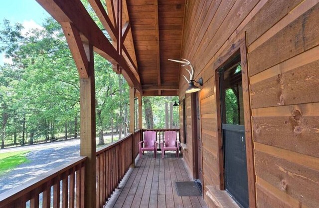 Luxury rustic cabin located 3 miles to Wolf Pen Gap, Sleeps 5, 2 bedroom, 1 bath