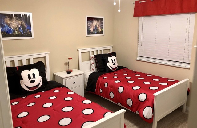 Derecha Izquierda Derecha A Disney (3 Turns To Disney)