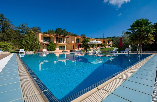 Apartamentos que aceptan mascotas con piscina, en Ano Korakiana