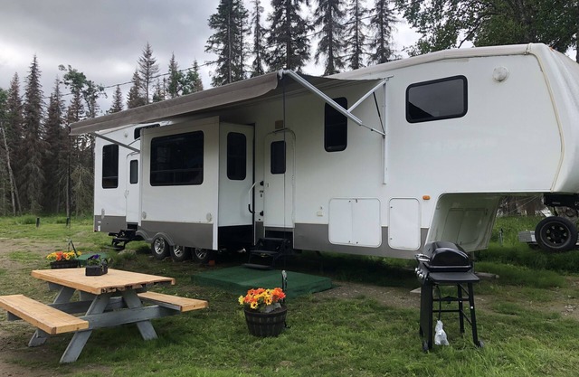 River access! Clean & comfy 5th wheel, located near the famous Kenai River