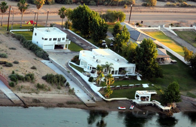 Casa de huéspedes frente al río con rampa, playa, voleibol y mirador en el agua