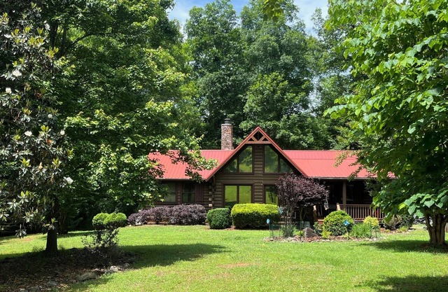 River front log home a 3 millas del Tryon Equestrian Center, comunidad cerrada