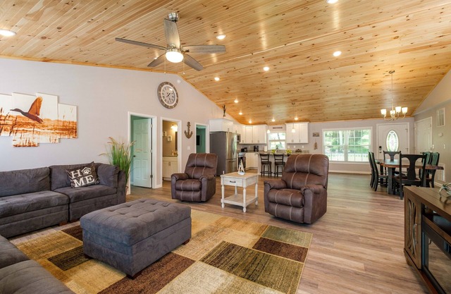 River Oasis Water Front, Pet Friendly Home, 5 King Bedrooms 15 Mins Massanutten