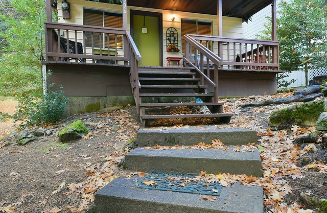 Shasta Retreat Cabin pasos del río Sacramento.