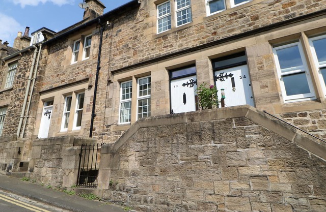 RIVER VIEW, character holiday cottage, with a garden in Corbridge