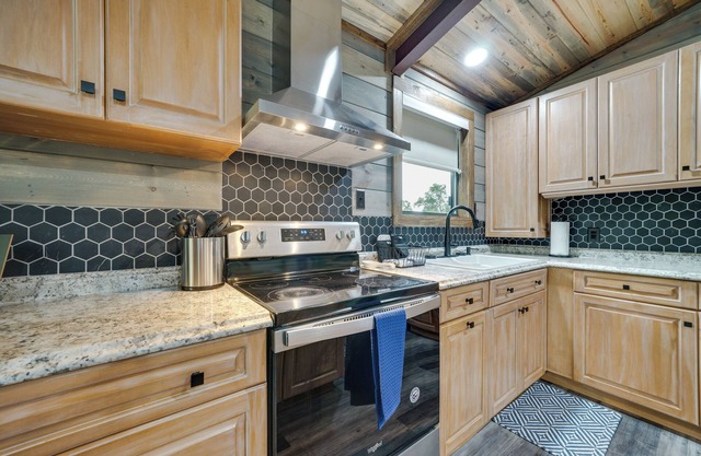 Broken Bow Riverfront Cabin w/ Private Hot Tub!