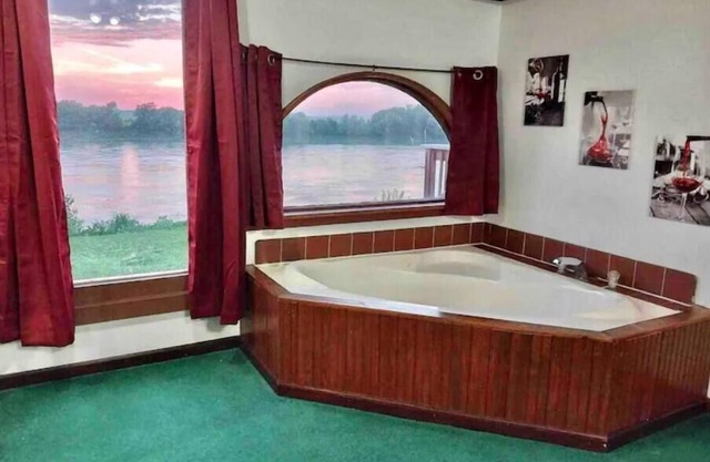 Riverfront Cabin w/ Jacuzzi View