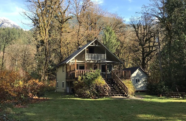 Cabaña aislada frente al río con bañera de hidromasaje en 2 acres. ¡Mascota amigable!