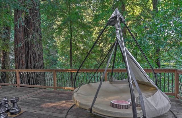 Riverfront Cottage en Redwoods w / Decks + playa!