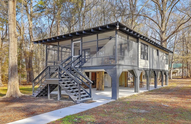 Riverfront Cottage with 2 docks and firepit located on the Edisto River