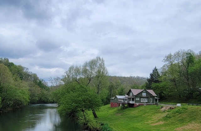Riverfront / Fishing / Elk Rail Trails / 4-bedroom house in beautiful Duck