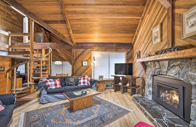 Riverfront Gold Bar Cabin w / Deck & Mtn. ¡Puntos de vista!