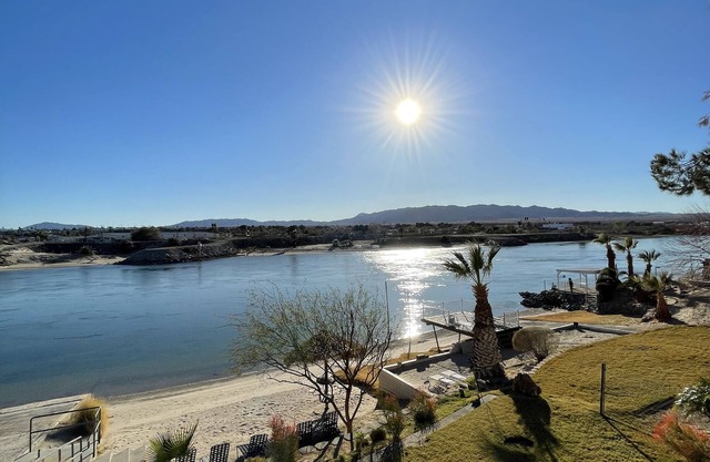Casa frente al río con playa y rampa de lanzamiento