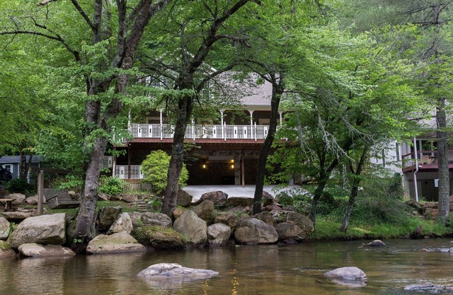 Riverfront casa w / chimenea, porche - fogón al aire libre!