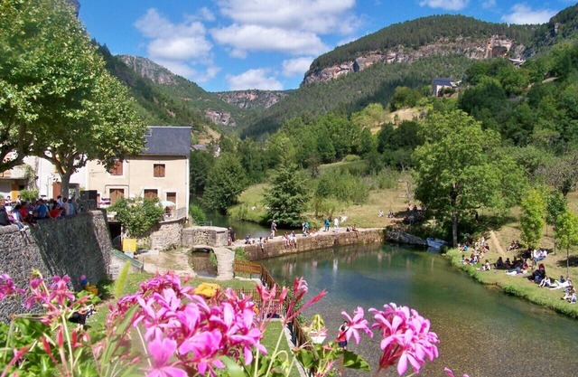Casa junto al río, piscina y hermosas vistas a la montaña.