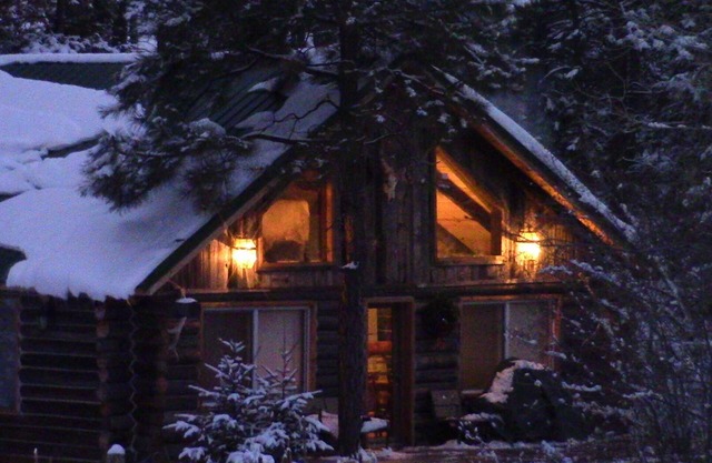 Riverfront Log Cabin, a minutos de tu aventura al aire libre