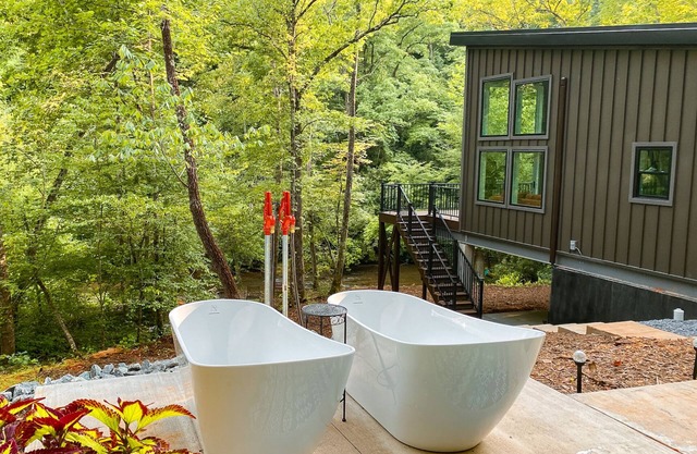 Riverfront Luxury Retreat in 75-Acre Forest... Hike, Kayak, and Soak