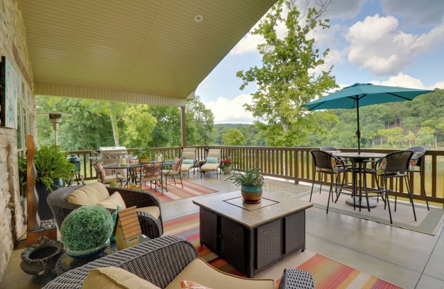 ¡NUEVO! Riverfront Mountain Home w / Cubierta espaciosa!